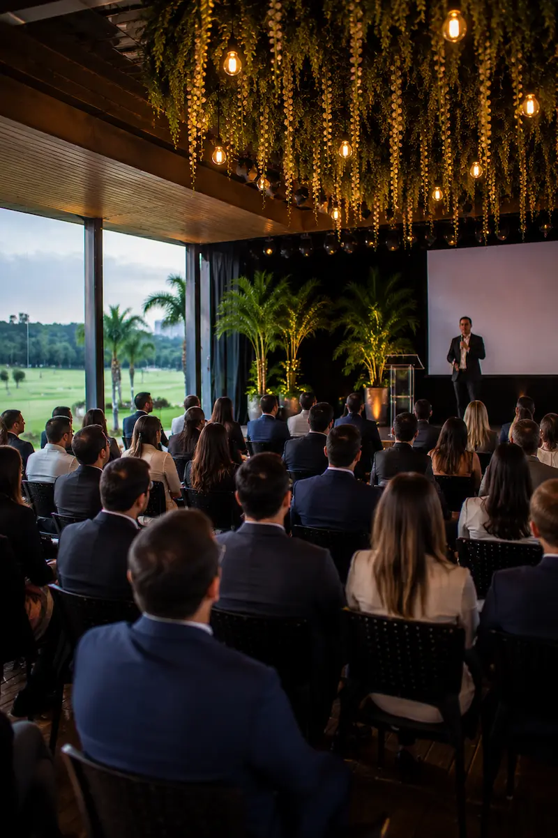 Confraternização corporativa montada no salão do Golfe Olímpico, na Barra da Tijuca